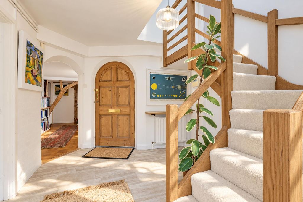 Property photo 3 of 25 3_Entrance Hall Toward Main Door.Png