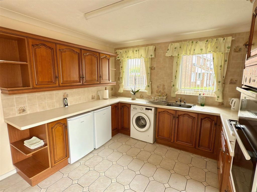 Property photo 3 of 16 Kitchen Diner.Jpg