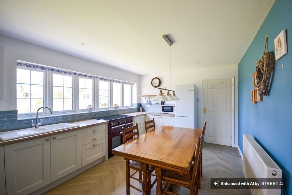 Property photo 3 of 27 Kitchen/Breakfast Room