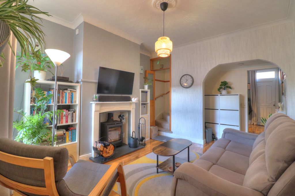 Property photo 2 of 16 Lounge