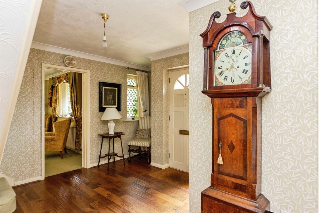 Property photo 3 of 19 Entrance Hall