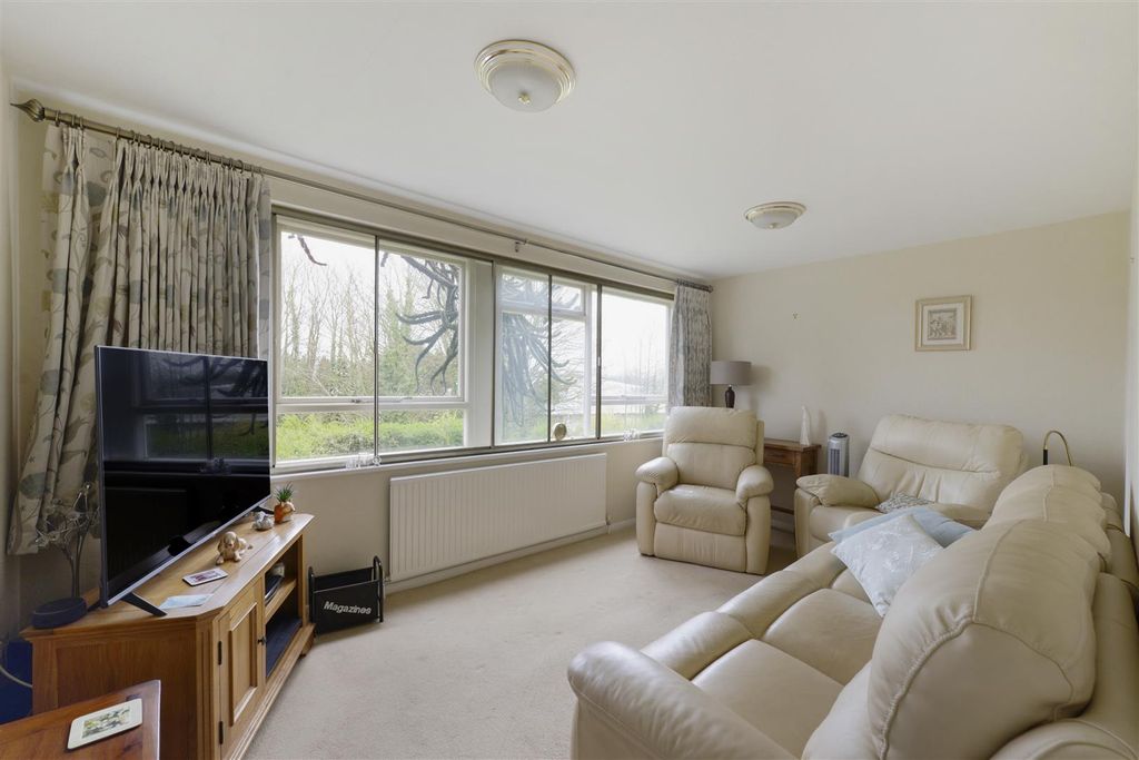 Property photo 3 of 12 03.