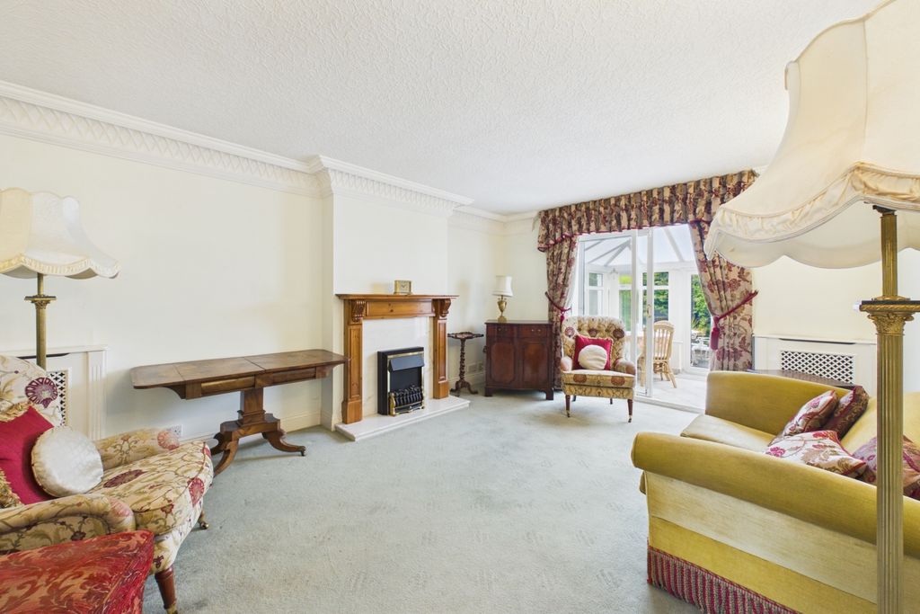 Property photo 2 of 18 Lounge