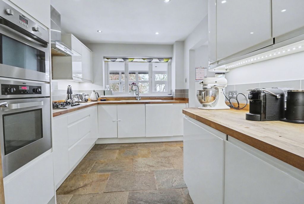 Property photo 2 of 19