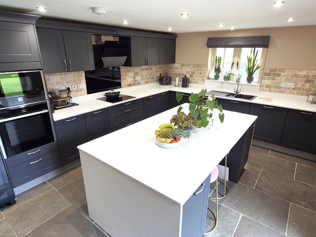 Property photo 2 of 28