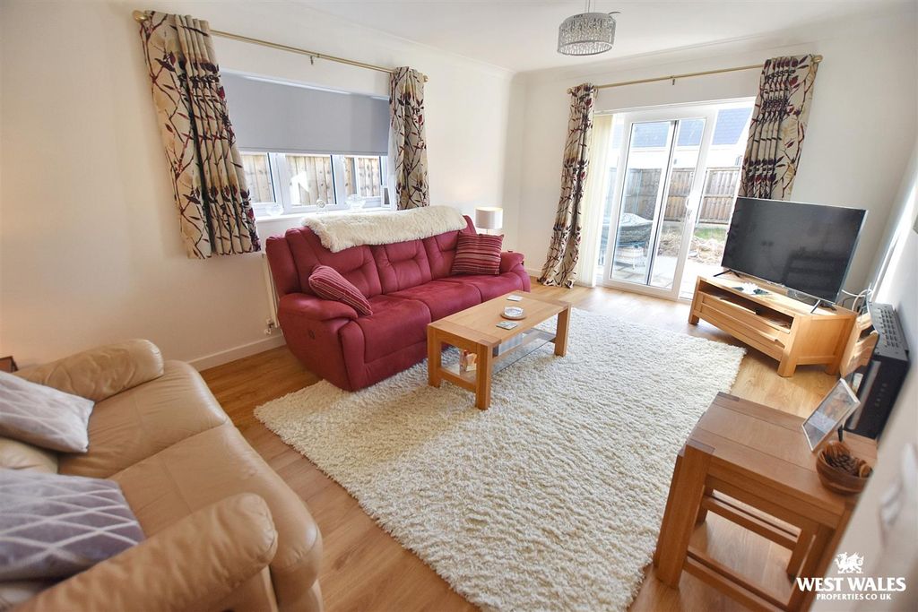 Property photo 3 of 21 10 - 2025-11-13T210513.783.Jpg