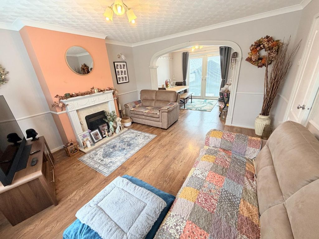 Property photo 3 of 24 Lounge