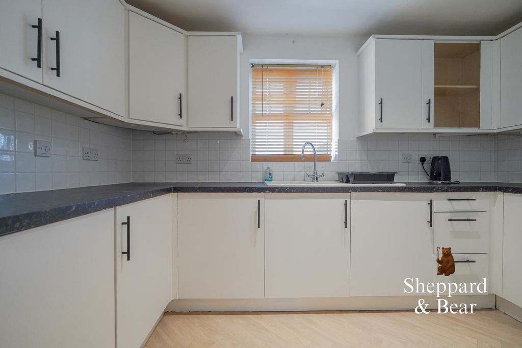 Property photo 3 of 16 Kitchen
