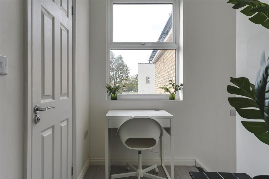 Property photo 3 of 11 1-3 Chatsworth Road (Studios)-25.Jpg