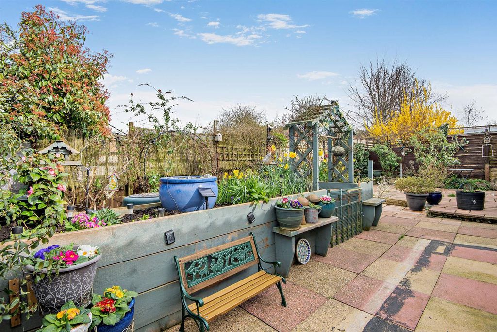 Property photo 2 of 14 8681918-Exterior06-800.Jpg