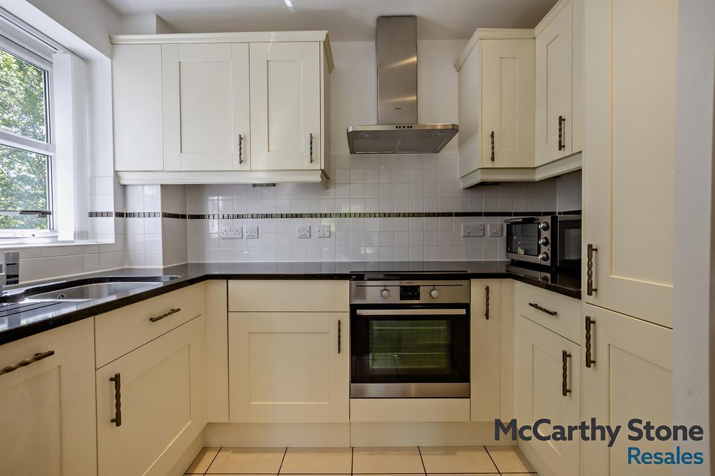 Property photo 2 of 38 8696647-Interior02-800.Jpg