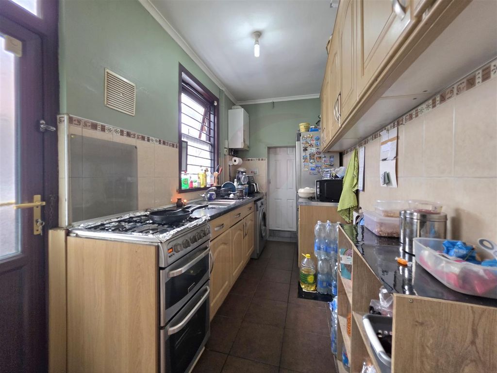 Property photo 3 of 8 Kitchen