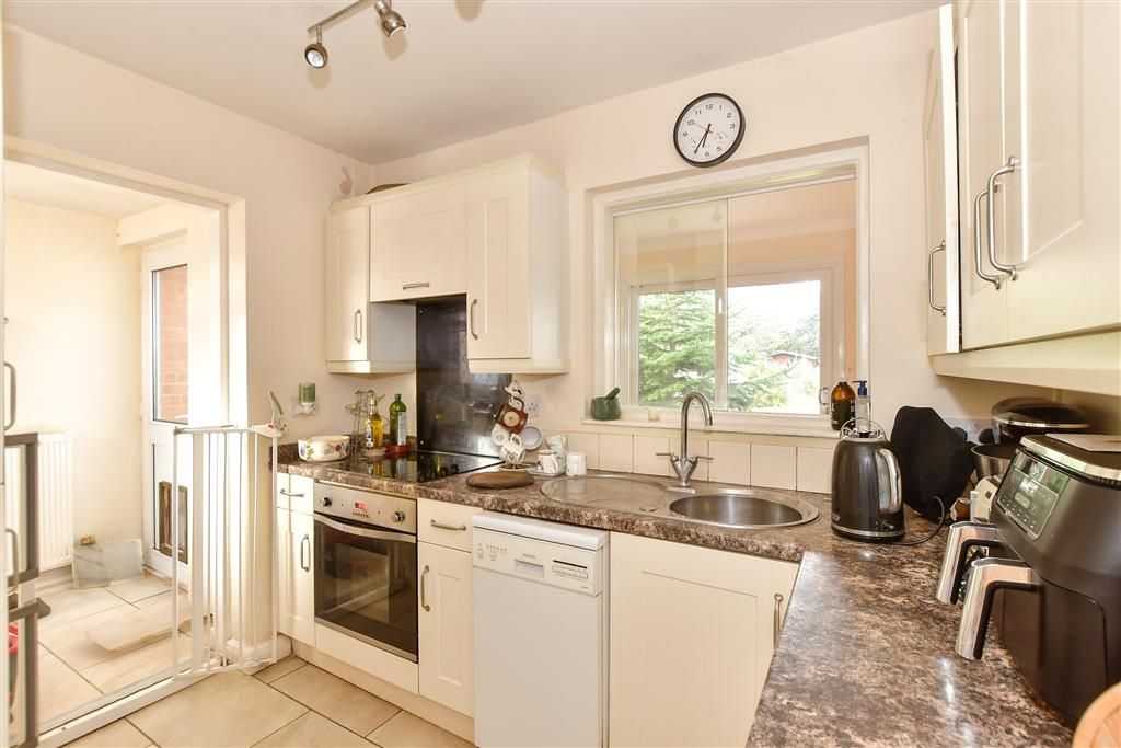 Property photo 2 of 10 Kitchen