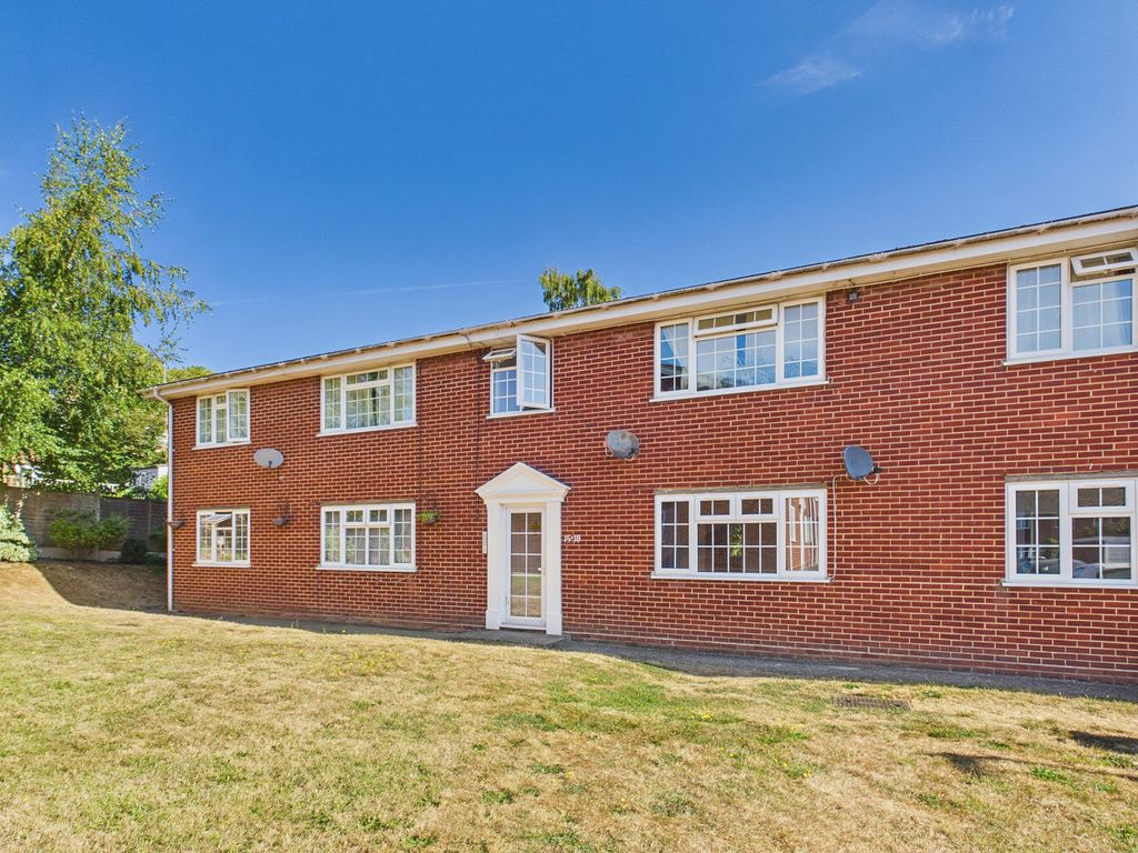 Property photo 1 of 7 2 Bed Flat To Rent Roseacre Close, Canterbury Ct2