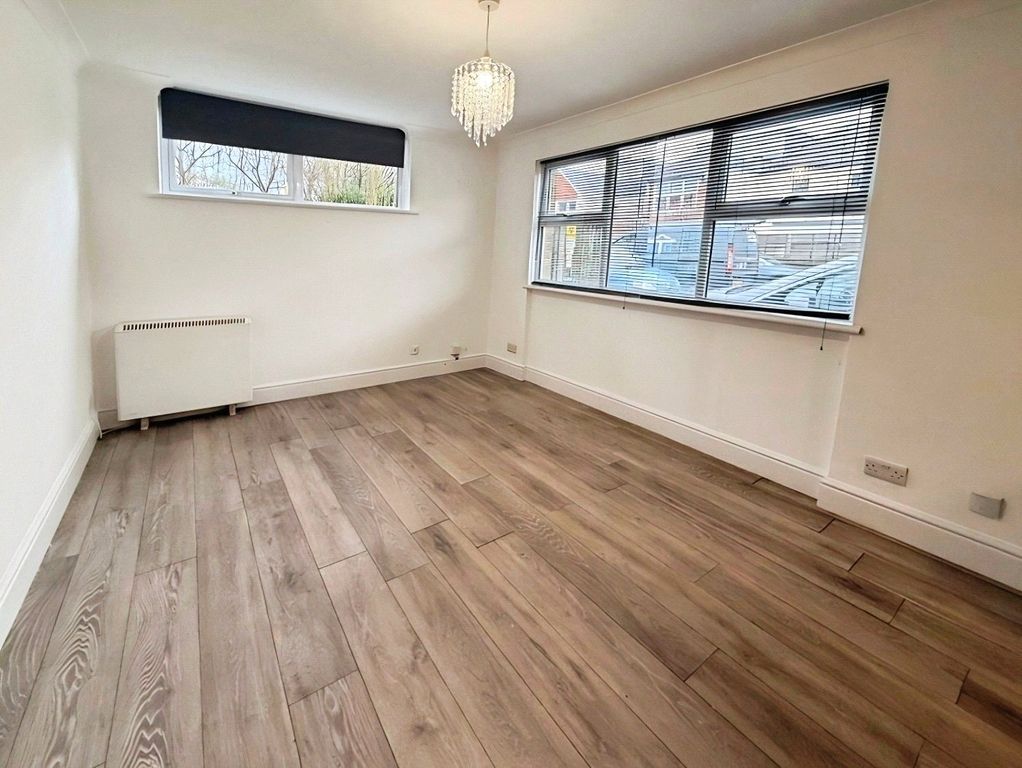 Property photo 2 of 9 Modern Living Room