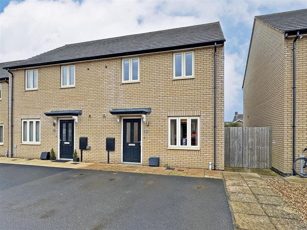 Property photo 1 of 12 Clapton Close, Stamford