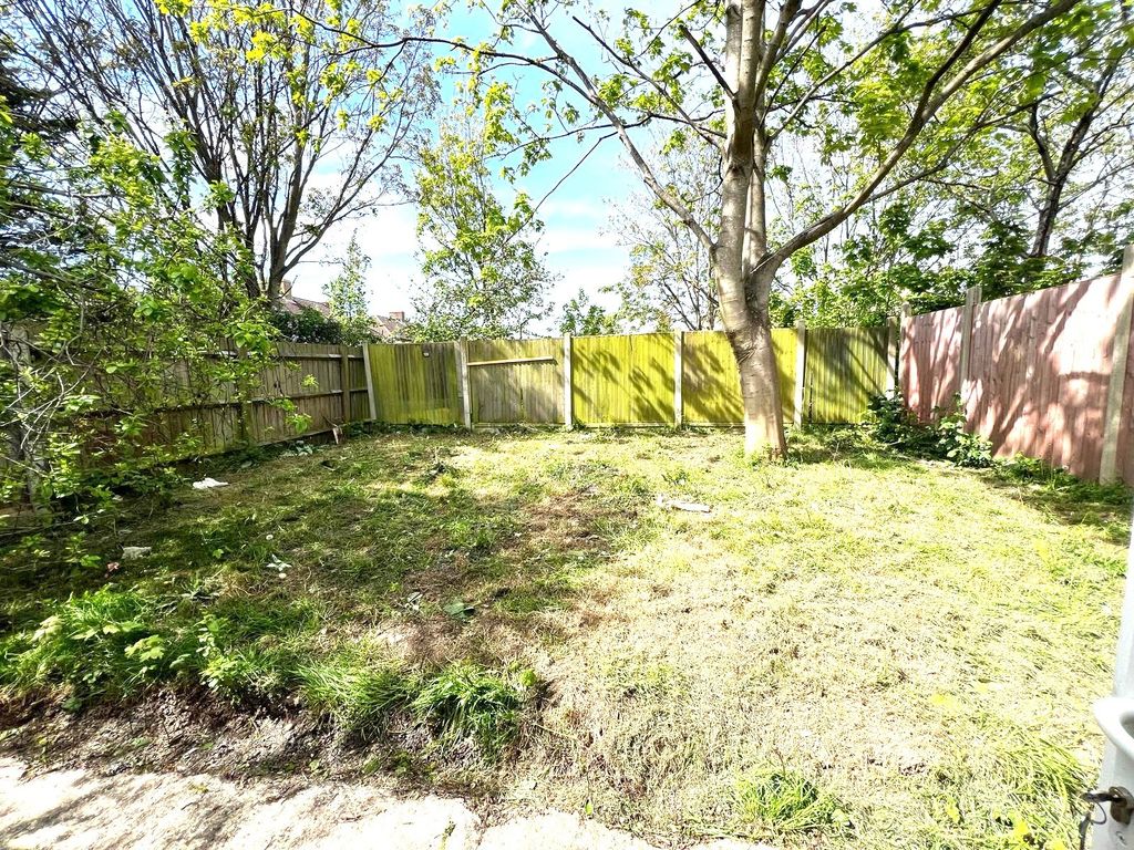 Property photo 1 of 7 Three Bedroom Ground Floor Flat Ideal For Working Couples- £2300