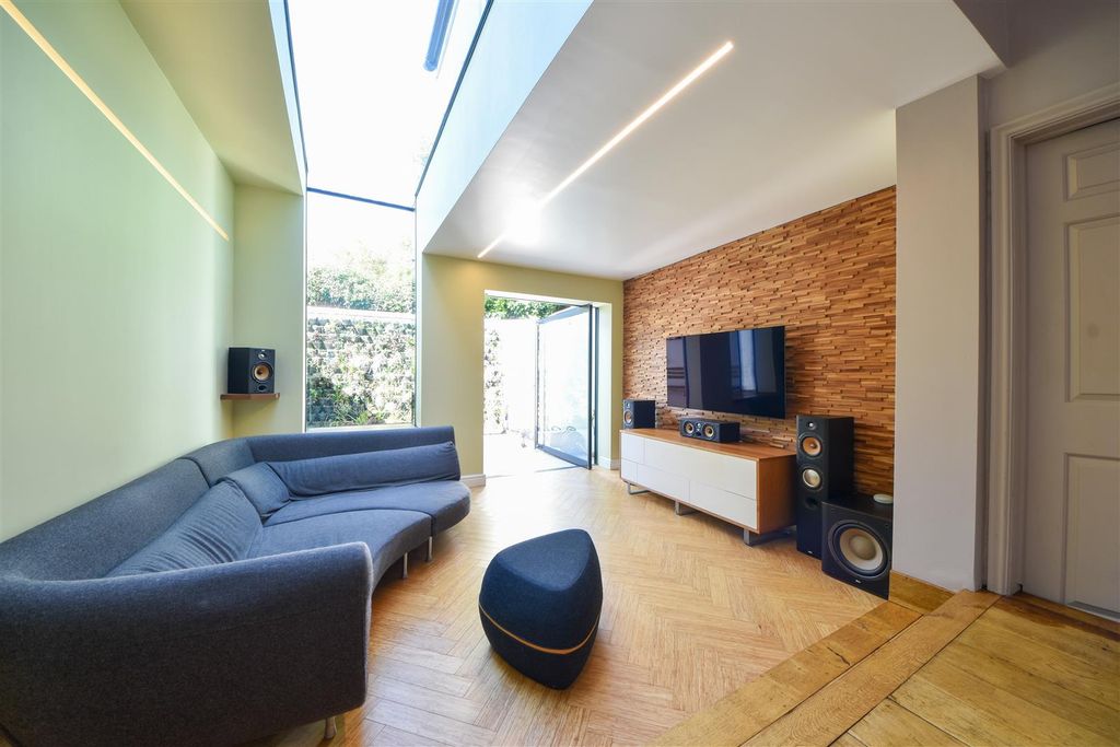 Property photo 2 of 11