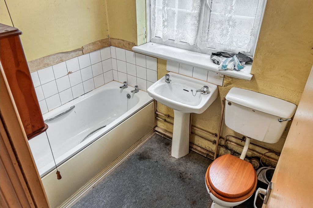 Property photo 2 of 20 Flat 34 Plaistow Close, Stanford-Le-Hope, Ss17 7At