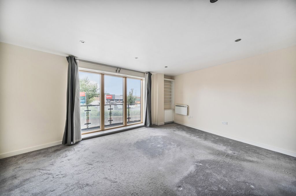 Property photo 1 of 12 1318598-6-6865072...