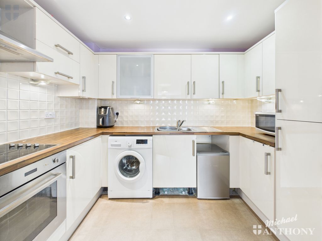 Property photo 3 of 7 Cam03852G0-Pr0334-Still003
