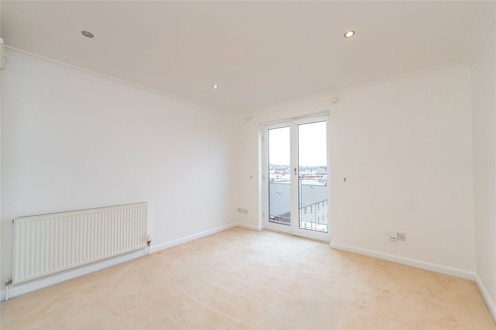 Property photo 2 of 18 Lounge/Kitchen