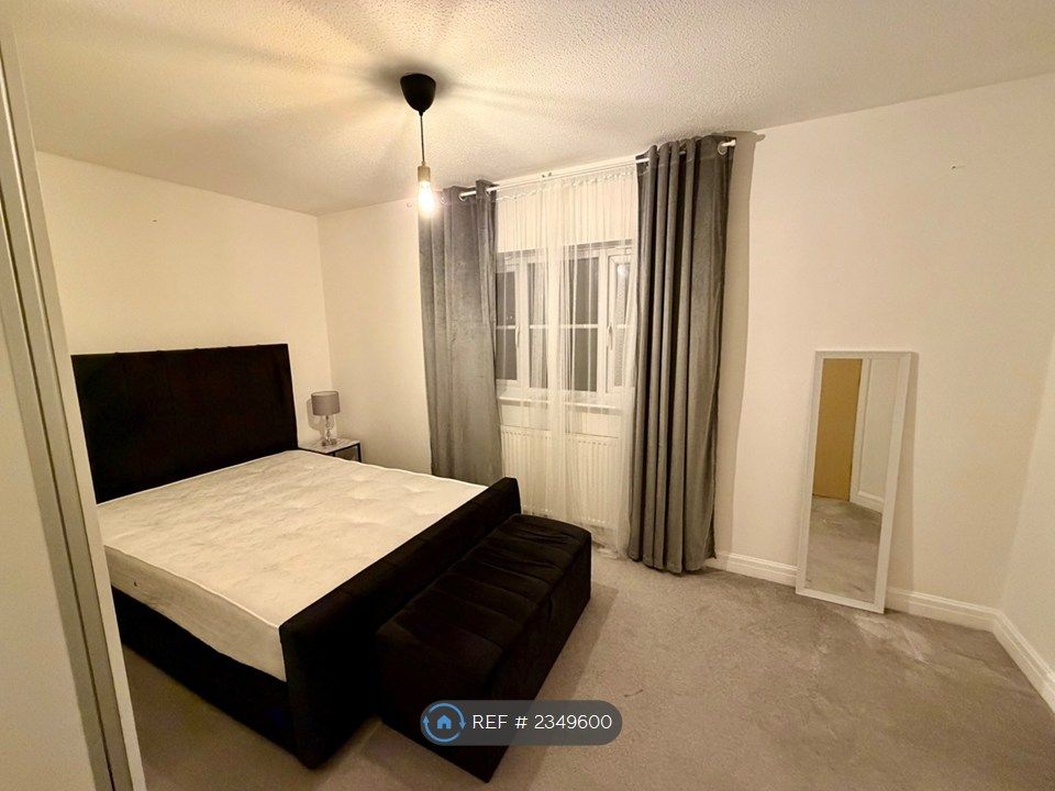 Property photo 3 of 8 Bedroom 1