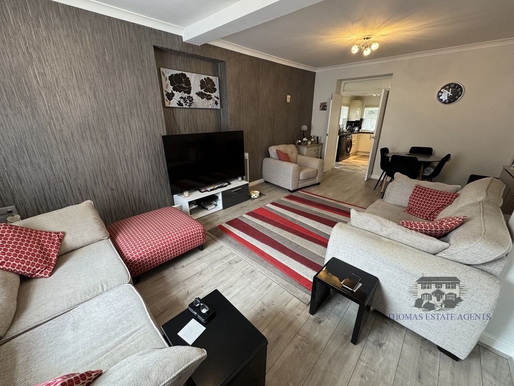 Property photo 3 of 13 Lounge