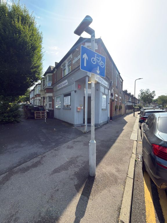 Property photo 1 of 12 Shop To Let In Chingford-£1000 Pcm