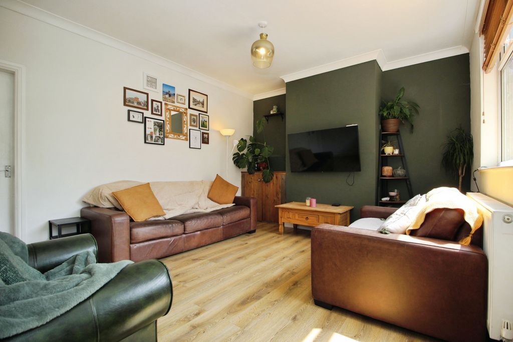 Property photo 3 of 15 Lounge