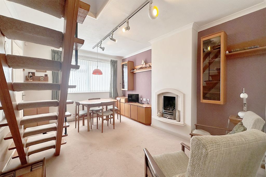 Property photo 2 of 20 Lounge Dining