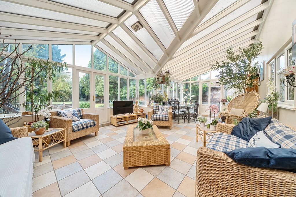 Property photo 3 of 41 1293846-30-682Ed0...