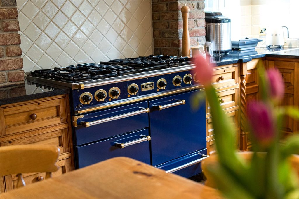 Property photo 3 of 25 Kitchen