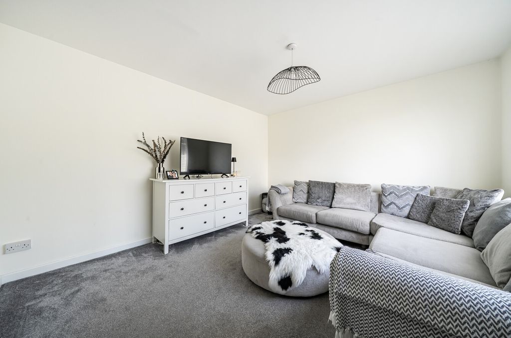 Property photo 3 of 14 Lounge2