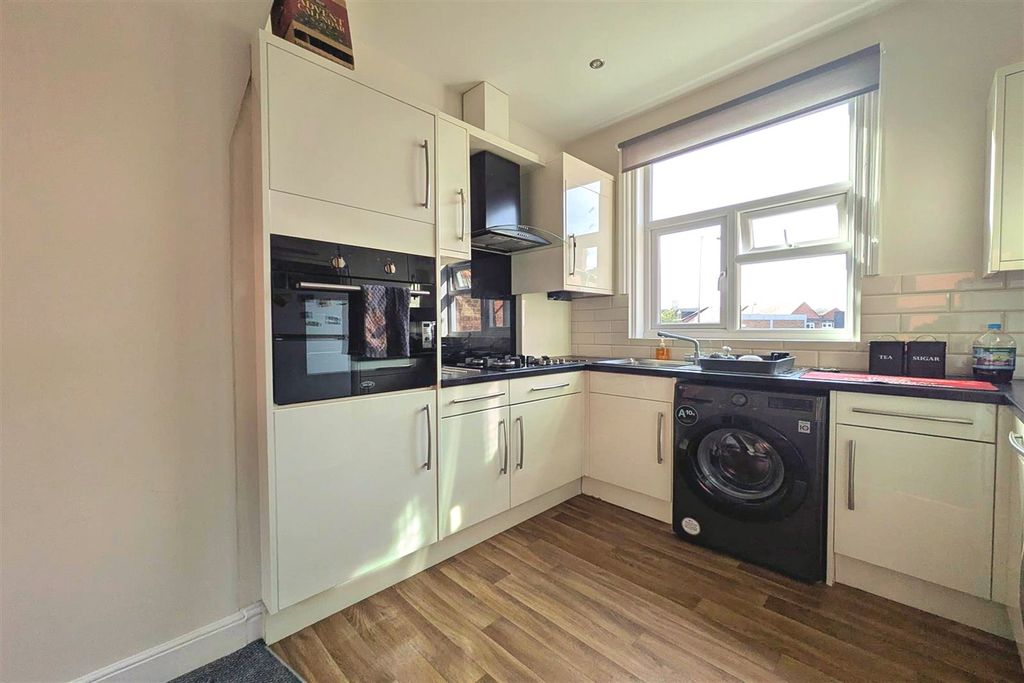 Property photo 3 of 7 Kitchen