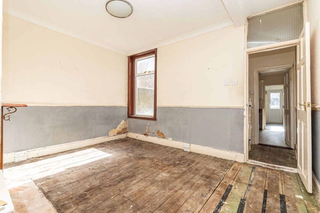 Property photo 2 of 19 .