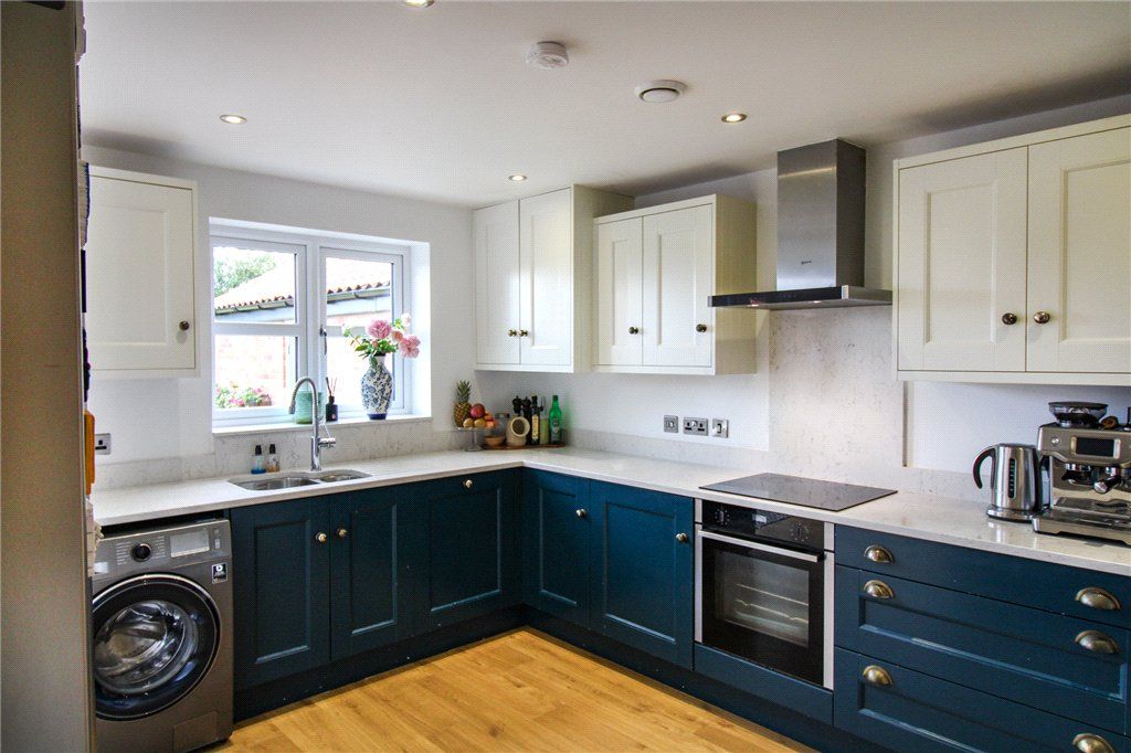 Property photo 2 of 16 Modern Kitchen
