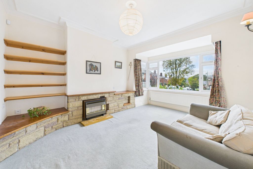 Property photo 2 of 17 Lounge