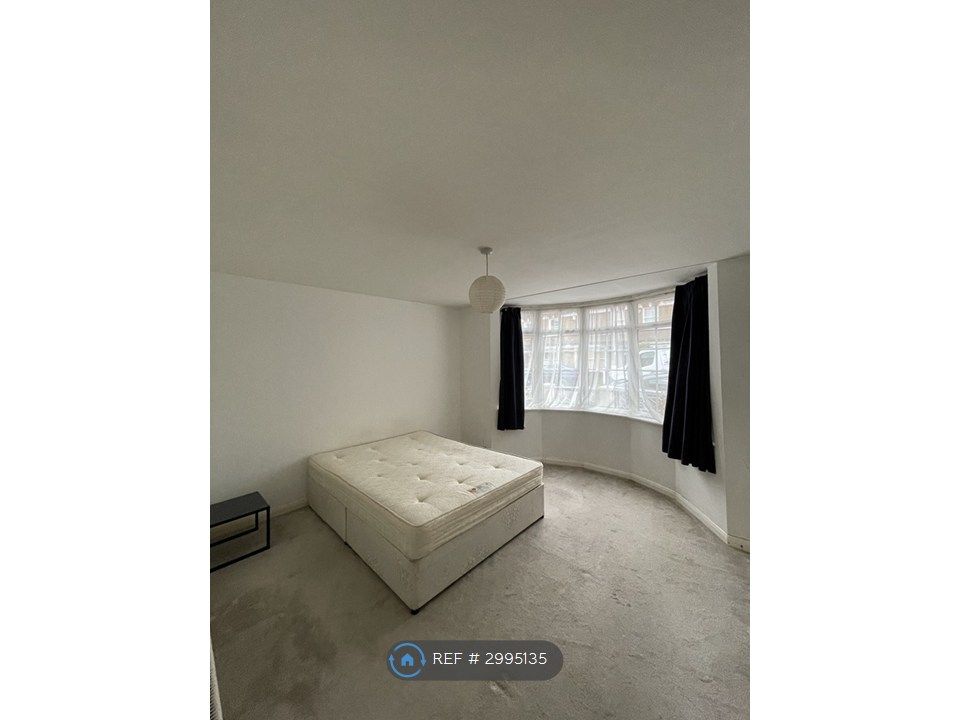 Property photo 2 of 8 Bedroom