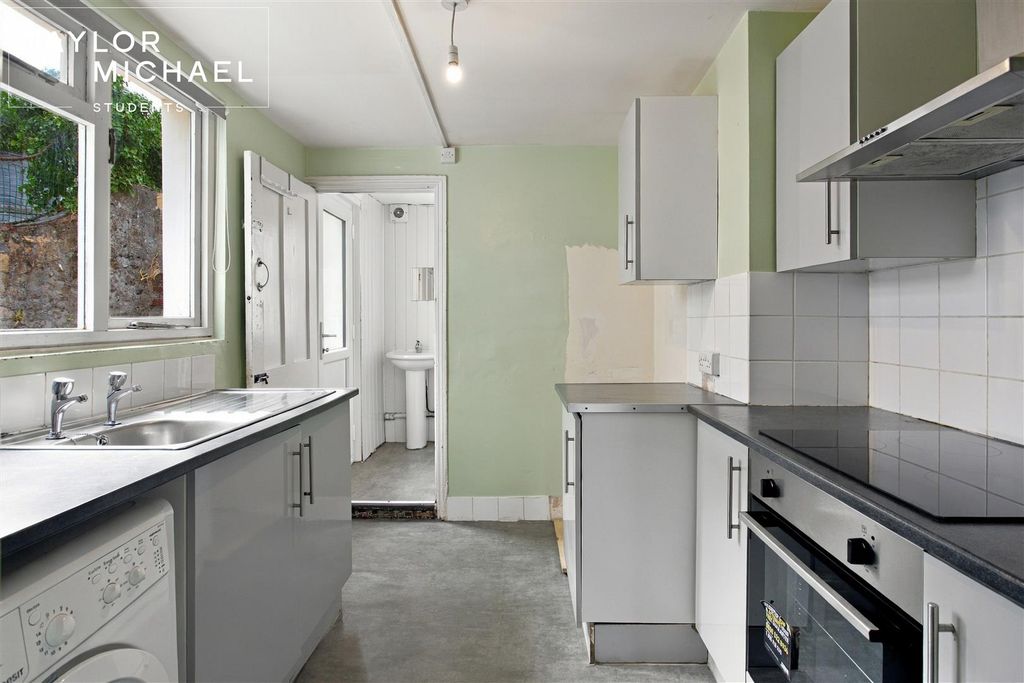 Property photo 2 of 14 Kitchen