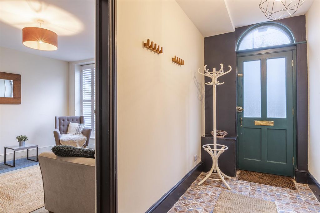 Property photo 2 of 41 Entrance Hall