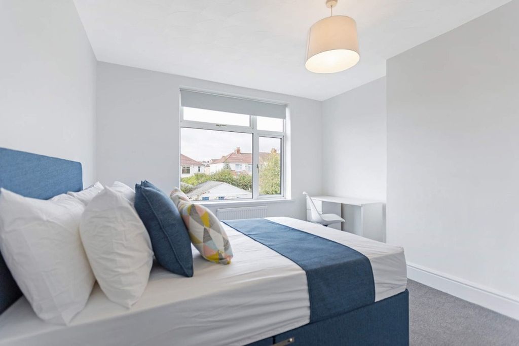 Property photo 3 of 13 A Bright And Spacious Double Bedroom, Perfect For ...