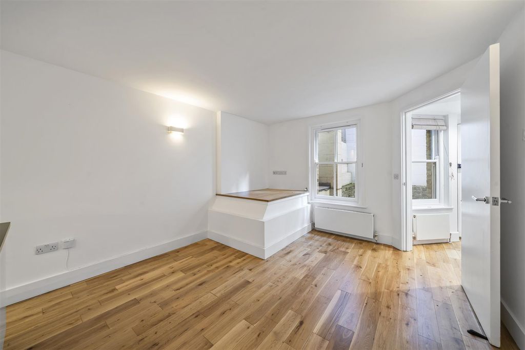 Property photo 2 of 12 Living 2