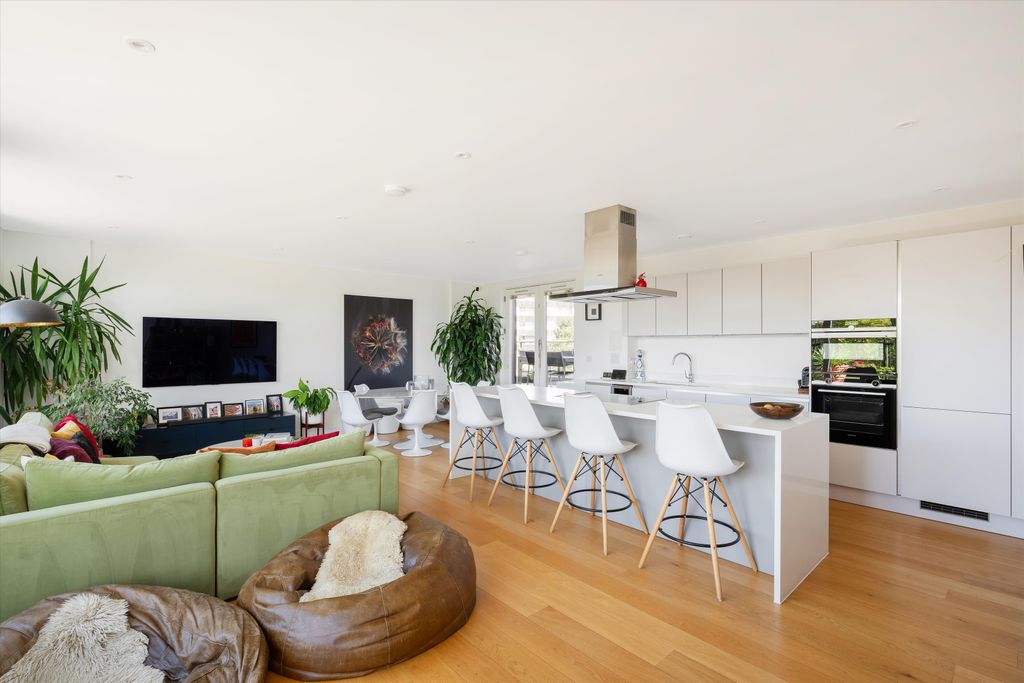 Property photo 2 of 18 Image