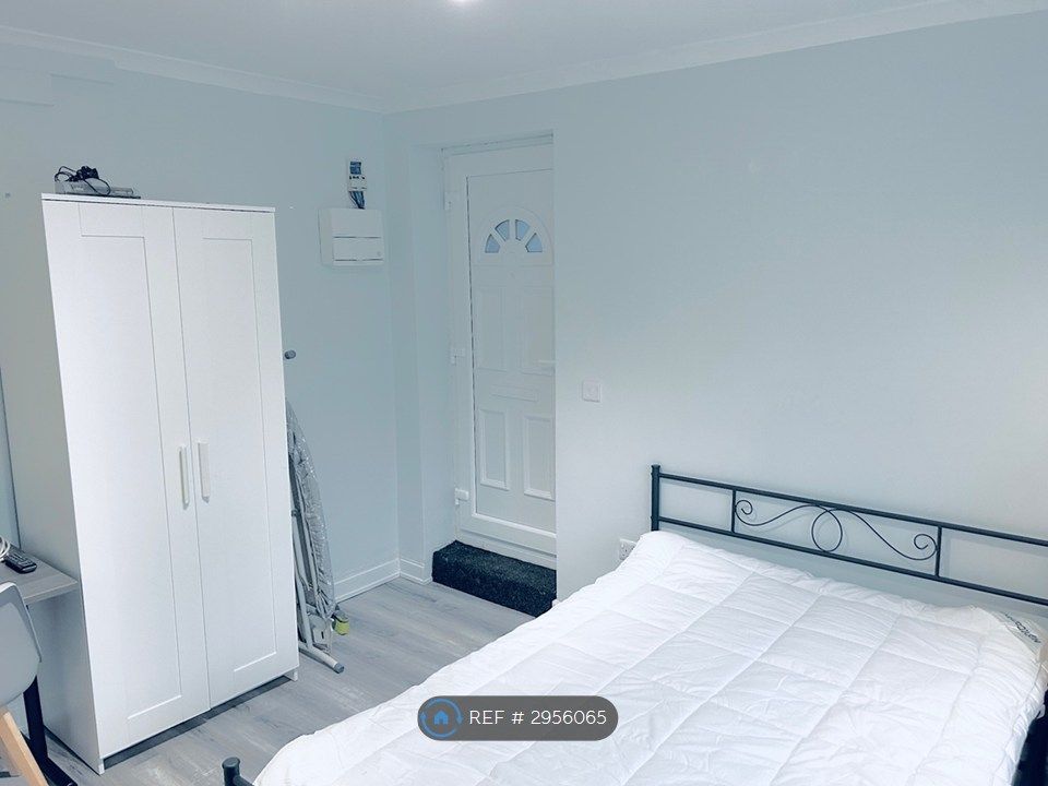 Property photo 2 of 6 Large Self Contained Studio