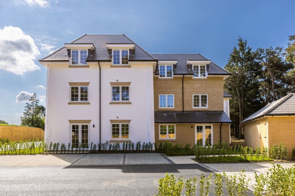 Property photo 1 of 11 2 Bedroom Flat