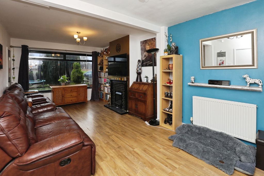 Property photo 3 of 15 Lounge