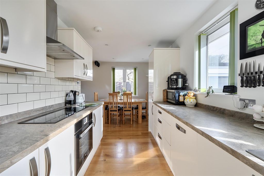 Property photo 2 of 24 1415330-12-698F2494c5d8c.Jpg