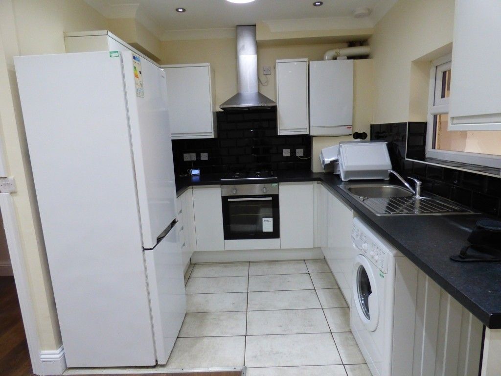 Property photo 3 of 9 Kitchen