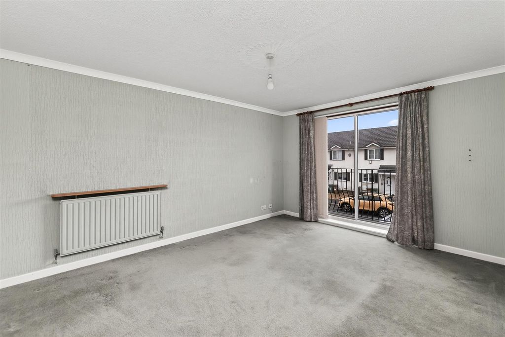 Property photo 2 of 18 Lounge